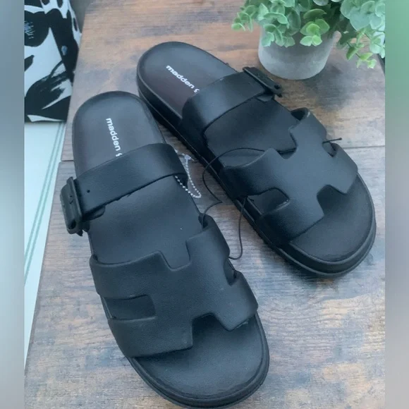 ☀️2 for $35☀️ NWT cute Black “Madden Girl” Black Women's H Sandals - Picture 1 of 6